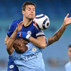 ستيرلينغ في "مناوشة" كروية مع بول