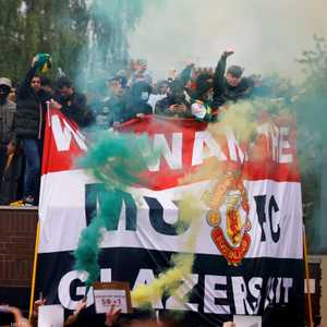 جماهير الشياطين الحمر تهدد باستهداف شراء النادي