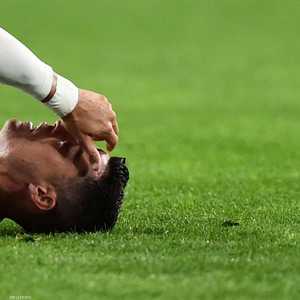 رونالدو على الأرض بعد تدخل كروي