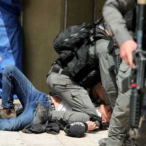 جنود إسرائيليون يعتقلون مواطنا مقدسيا