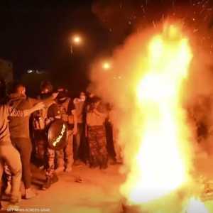 المحتجون أحرقوا مقطورات خارج القنصلية الإيرانية في كربلاء