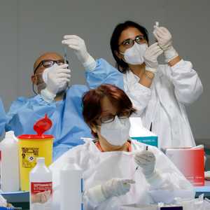 ممرضون يستعدون لتقديم لقاح فايزر بأحد مستشفيات إيطاليا