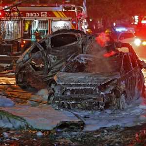 سيارات محترقة من جراء قصف ضاحية حولون قرب تل أبيب