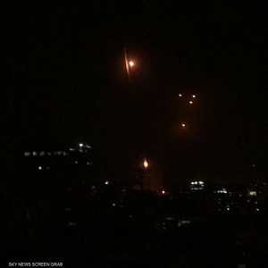 هجمات صاروخية على تل أبيب ومقتل سيدة