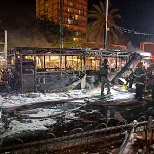 آثار حافلة مدمرة في حولون جنوب تل أبيب