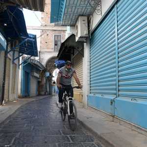 الإغلاق في تونس بسبب كورونا يكبد التجار خسائر فادحة.