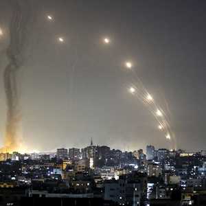 صواريخ من غزة تنطلق باتجاه إسرائيل.