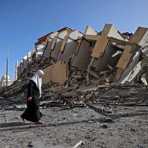 بناية سكنية دمرتها غارة إسرائيلية على غزة.