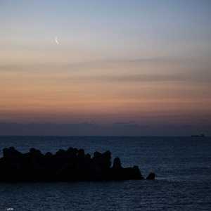 تحري رؤية هلال شهر رمضان يتم بعد صلاة المغرب