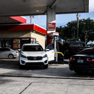 لسادس يوم على التوالي يتسابق المستهلكون على تأمين الإمدادات