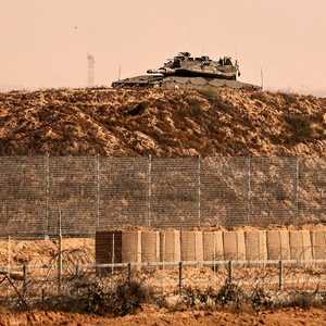 دبابة إسرائيلية تعتلي تلة على الحدود مع قطاع غزة.
