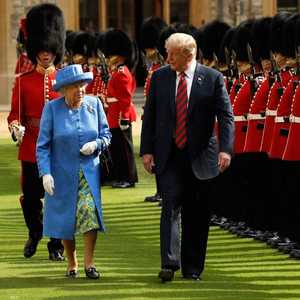 الرئيس الأميركي السابق والملكة إليزابيث