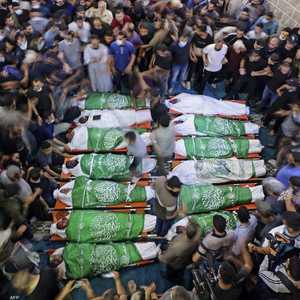 فلسطينيون يشيعون جثامين قتلى الغارات على غزة.