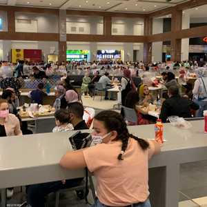 داخل إحدى صالات الطعام