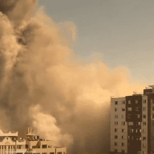 غارة إسرائيلية تدمر برج "الجلاء" في غزة