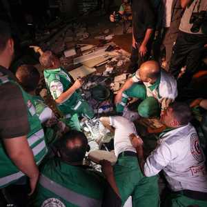 رجال الإنقاذ يبحثون عن ناجين تحت الأنقاض.