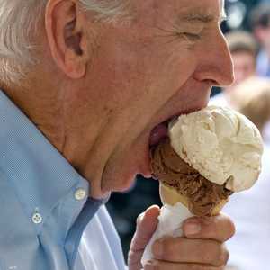بايدن يتناول الآيس كريم عندما كان نائبا للرئيس باراك أوباما.