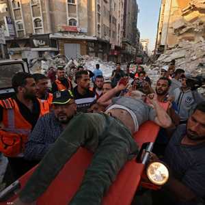 أحد المصابين بعد انتشاله من بين أنقاض المنازل المدمرة.