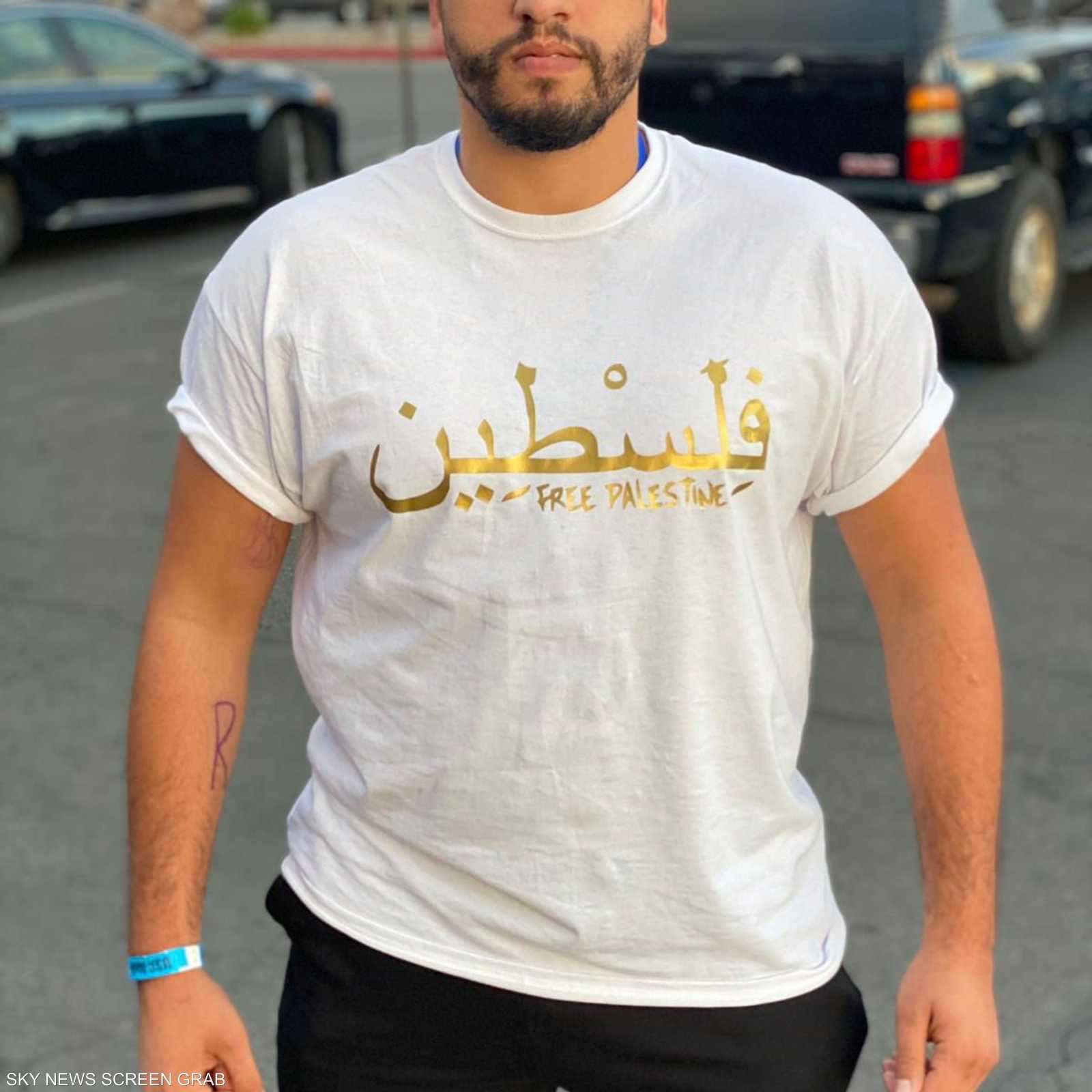 أدهم رمضان يرتدي قميصا كتب عليه فلسطين