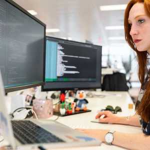 العمل لساعات طويلة يشكل خطرا على صحة الإنسان.