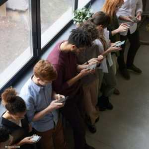 إدمان الطلبة على الهواتف الذكية أصبح مشكلة تؤرق الملايين.