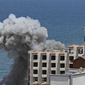 الدخان يتصاعد من بناية قصفها الجيش الإسرائيلي بغزة.