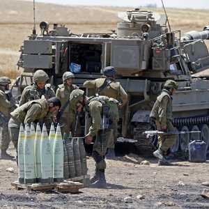 مدفعية إسرائيلية تطلق قذائفها نحو غزة.