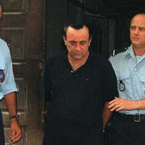 ألقي القبض على تشاكيجي في فرنسا عام 1998