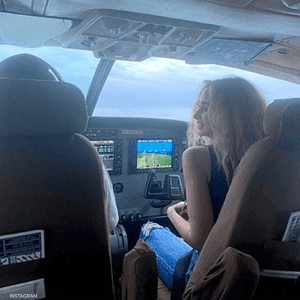 هنا الزاهد في قمرة القيادة