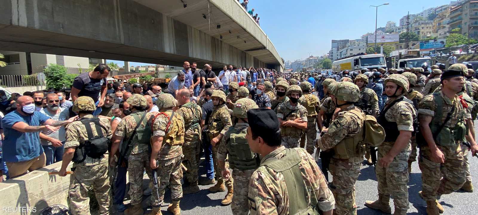 تدخلت الأجهزة اللبنانية لفض الاشتباكات بين الجانبين