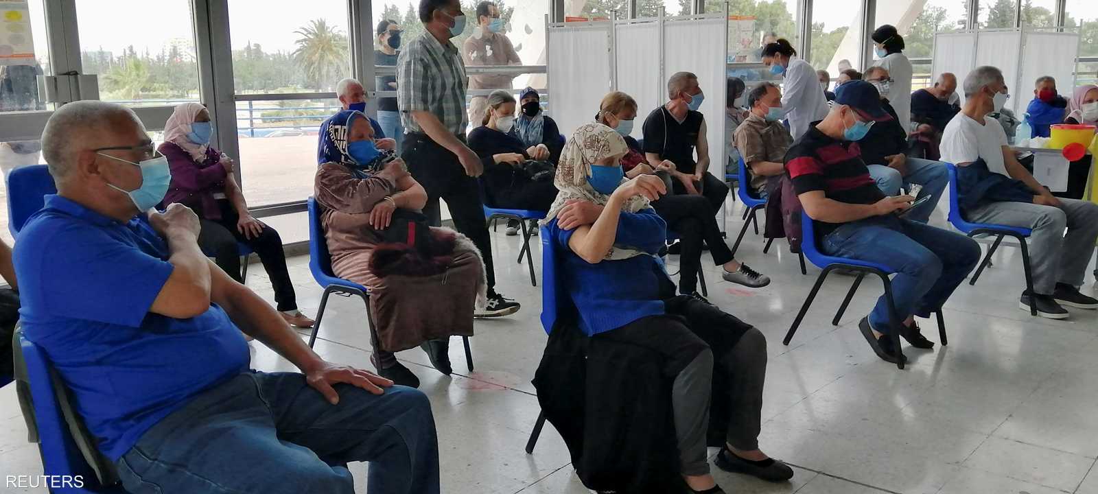 تونسيون ينتظرون دورهم للحصول على اللقاح