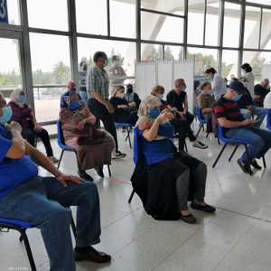 تونسيون ينتظرون دورهم للحصول على اللقاح