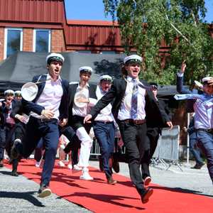 طلاب سويديون يحتفلون بتخرجهم