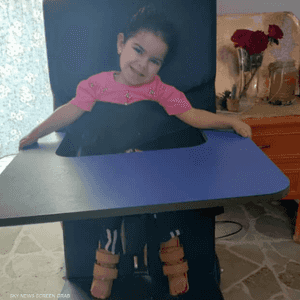 الطفلة جولي مصابة بمرض الضمور العضلي الشوكي