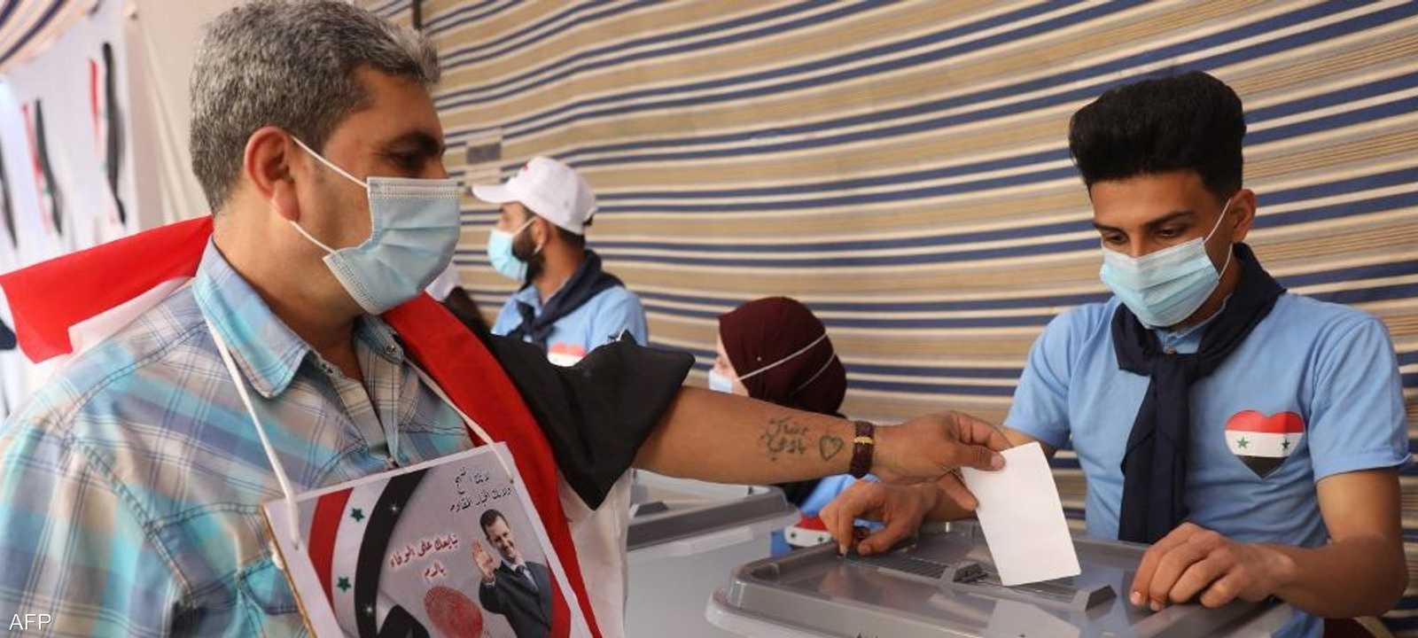 سوري يدلي بصوته في بيروت