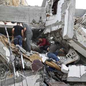 فلسطينيون يتفقدون بيوتهم المدمرة بسبب العدوان الإسرائيلي