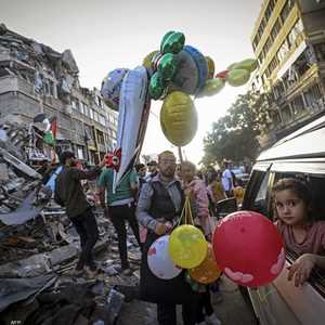 غزيون يحتفلون بالعيد وسط أنقاض البيوت المدمرة.