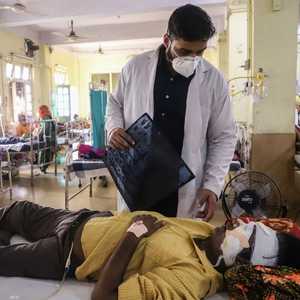 أحد مرضى العفن الأسود في الهند بعد اقتلاع عينه