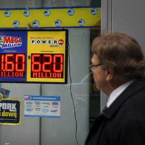 رجل يتفقد نتائج يانصيب "ميغا مليونز"