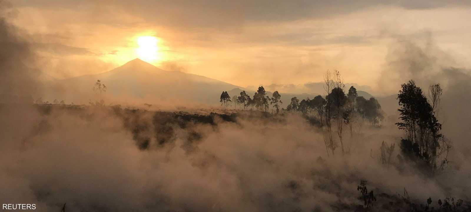 "سديم" بركان جبل نيراغونغو يحول لون السماء للأحمر الناري