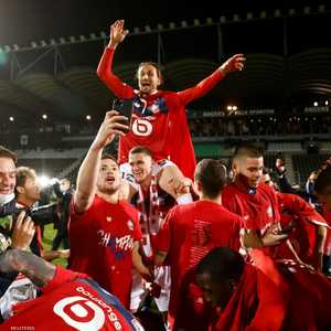 فرحة للاعبي نادي ليل الفرنسي بإحراز اللقب