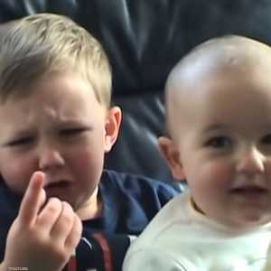 من فيديو شارلي عض إصبعي