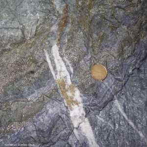 معدن الذهب عندما يكون في صورة خام داخل الصخور