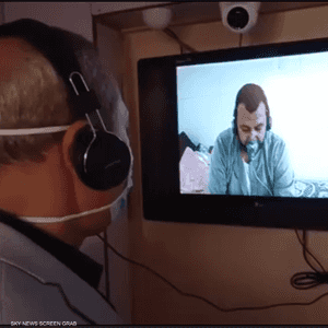 شاشات إلكترونية في مستشفيات مصر للتحدث مع وذويهم