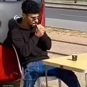 الشاب المغربي أثناء اعتراضه مسار عربات الترام