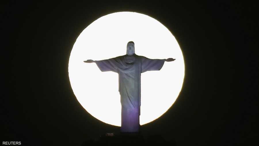 القمر العملاق بارز في ريو دي جانيرو