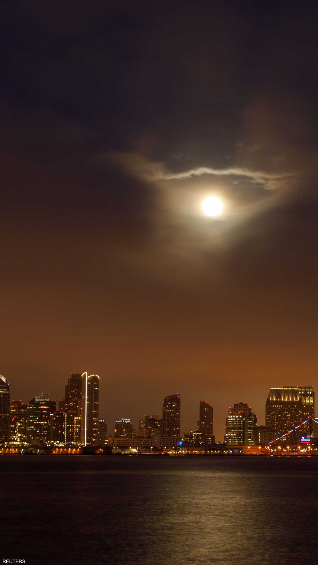 القمر العملاق ينير مدينة سان دييغو الأميركية
