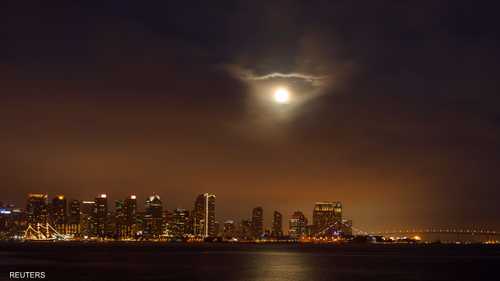 القمر العملاق ينير مدينة سان دييغو الأميركية