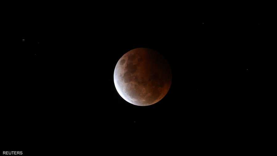 القمر الأحمر من سماء سيدني في أستراليا