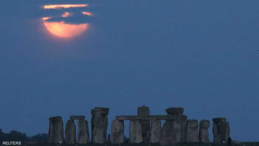 موقع ستون هيدج التاريخي في بريطانيا ومنظر القمر الدامي
